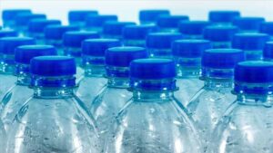 Araştırma: Pet şişedeki su, insan sağlığı için tehlikeli binlerce "nanoplastik" içeriyor