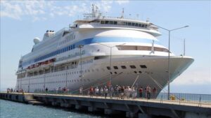 Astoria Grande adlı turist gemisi 915 yolcusuyla Sinop'a geldi