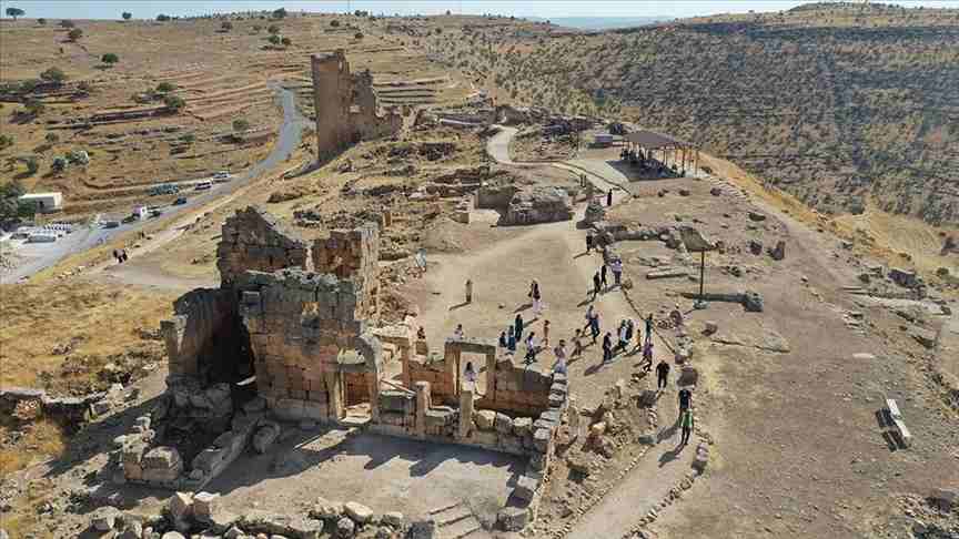 Diyarbakır'daki Zerzevan Kalesi'nde 1900 yıllık Mithras Tapınağı'nın anıtsal kapısına ulaşıldı