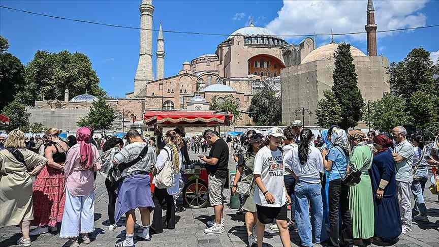 İstanbul'un yılın 9 ayında ağırladığı yabancı ziyaretçi sayısı 13 milyonu geçti