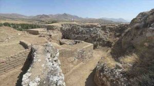 Niğde'deki Hitit dönemine ait kerpiç yapılar yangınlardan güçlenerek çıkmış