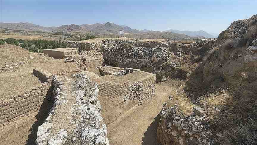 Niğde'deki Hitit dönemine ait kerpiç yapılar yangınlardan güçlenerek çıkmış