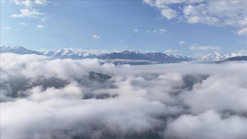 Rize'de karla kaplı Kaçkar Dağları'nın eteğinde sis denizi oluştu